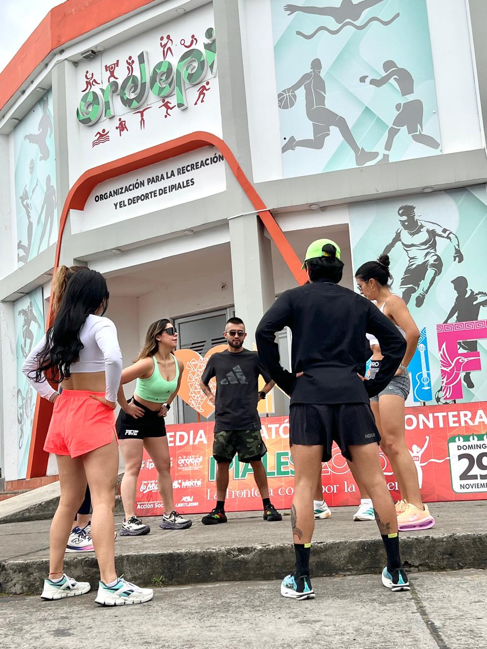 Grupo de atletas reunidos frente a la sede de Ordepi en Ipiales